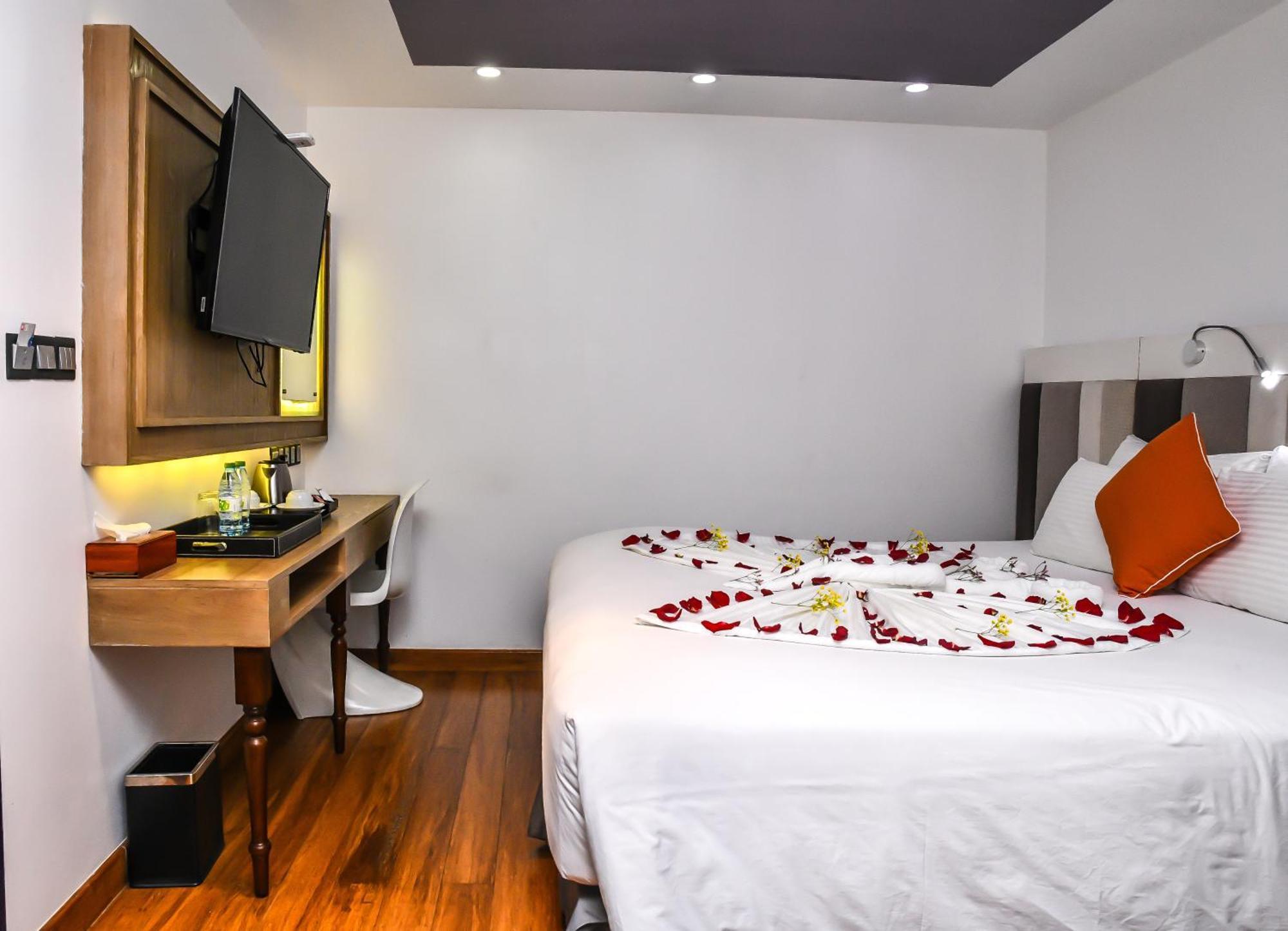 Beehive Premier Hotel Male Exterior photo